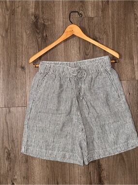 Lands' End Black and White Pinstripe Drawstring Shorts Pockets